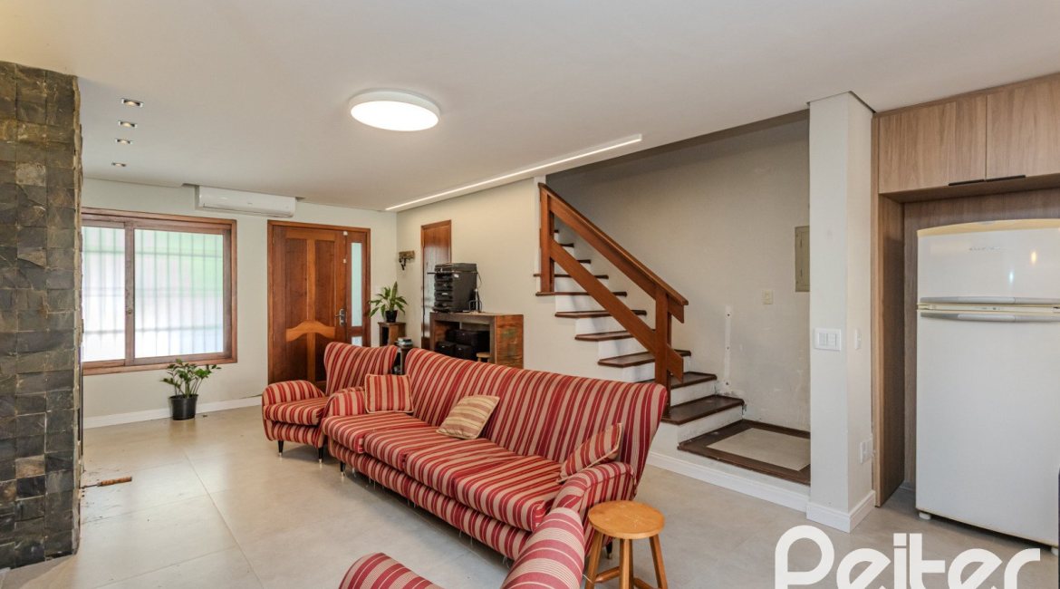 Casa à venda com 190m², 3 dormitórios, 1 suíte, 3 vagas, no bairro Ipanema em Porto Alegre