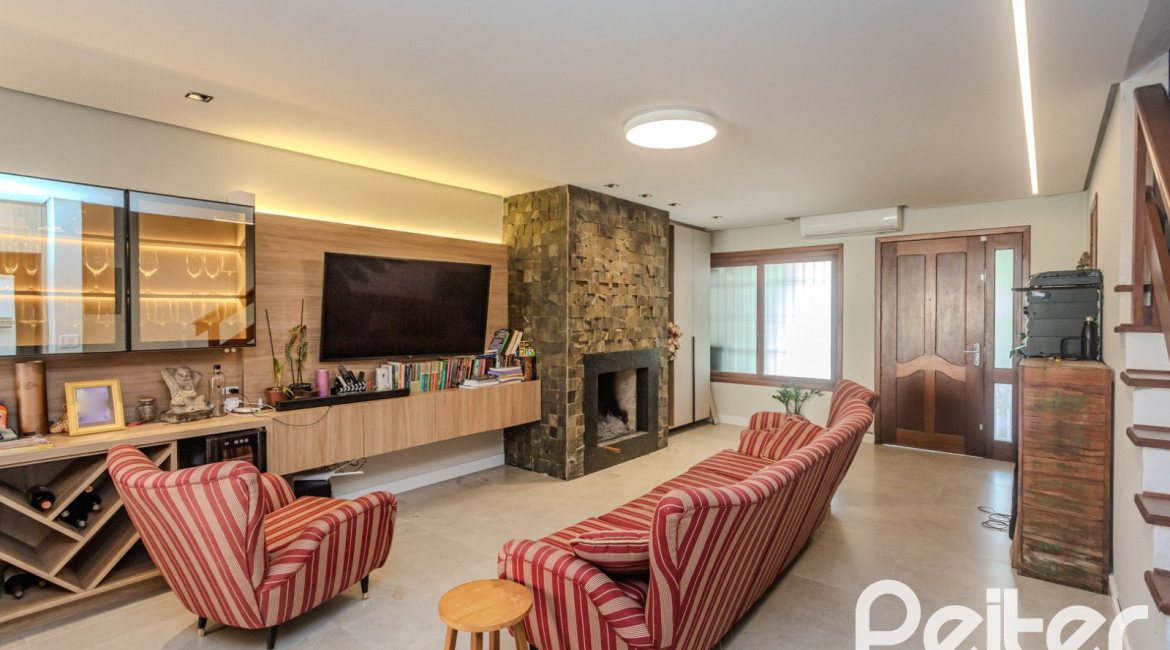 Casa à venda com 190m², 3 dormitórios, 1 suíte, 3 vagas, no bairro Ipanema em Porto Alegre