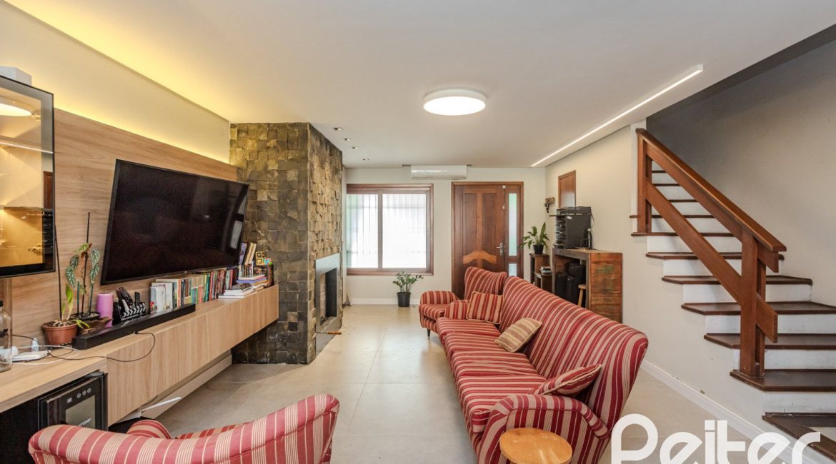 Casa à venda com 190m², 3 dormitórios, 1 suíte, 3 vagas, no bairro Ipanema em Porto Alegre