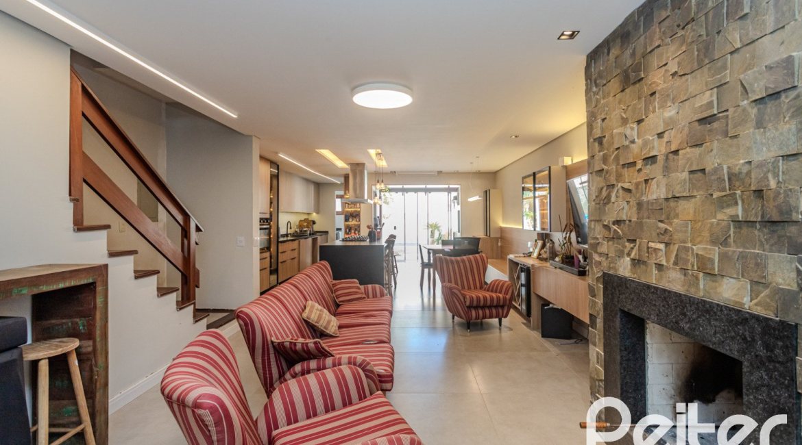 Casa à venda com 190m², 3 dormitórios, 1 suíte, 3 vagas, no bairro Ipanema em Porto Alegre