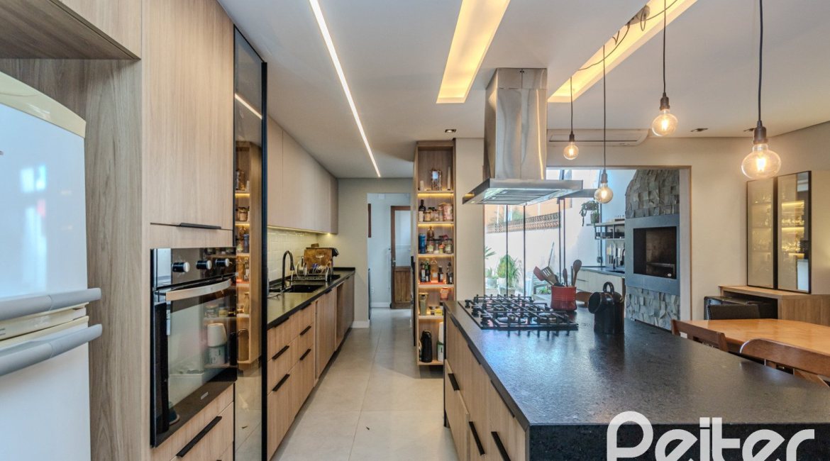 Casa à venda com 190m², 3 dormitórios, 1 suíte, 3 vagas, no bairro Ipanema em Porto Alegre