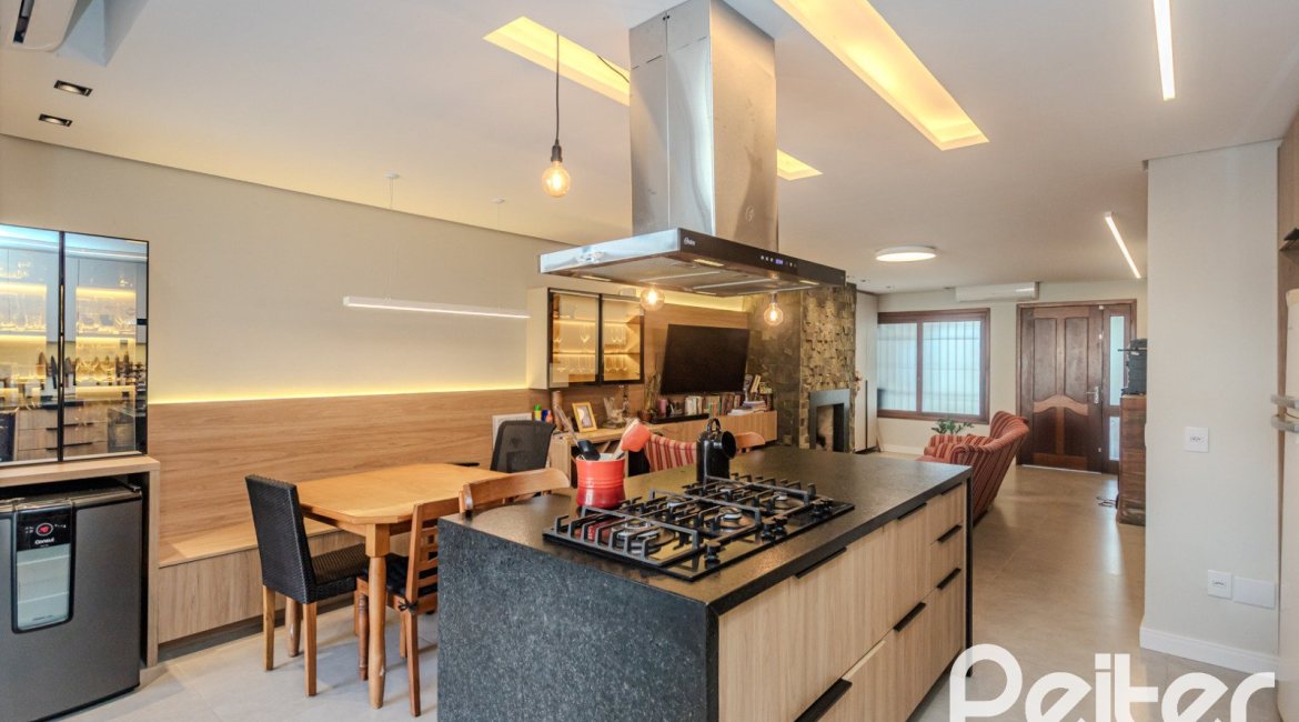 Casa à venda com 190m², 3 dormitórios, 1 suíte, 3 vagas, no bairro Ipanema em Porto Alegre