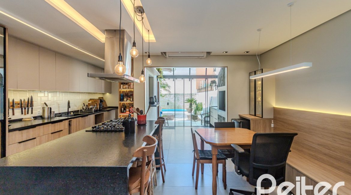 Casa à venda com 190m², 3 dormitórios, 1 suíte, 3 vagas, no bairro Ipanema em Porto Alegre