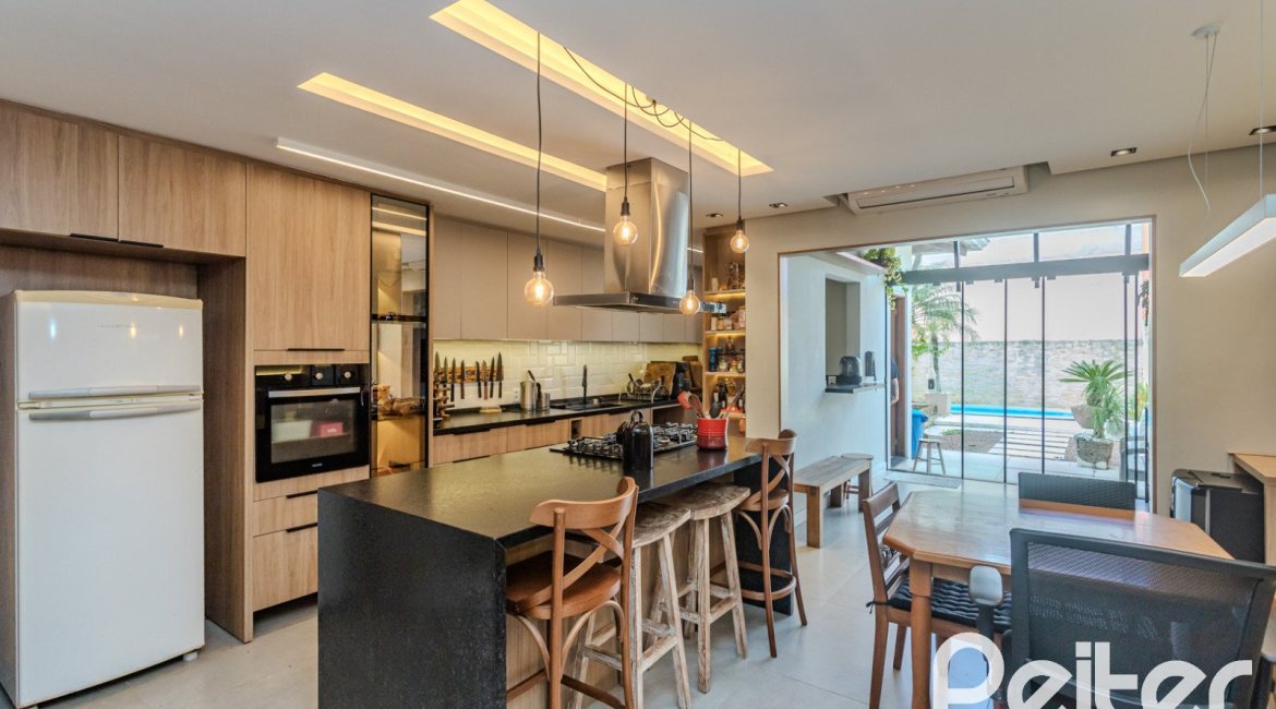 Casa à venda com 190m², 3 dormitórios, 1 suíte, 3 vagas, no bairro Ipanema em Porto Alegre