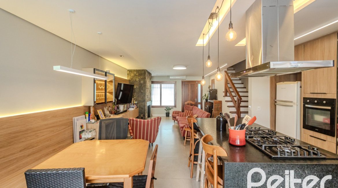 Casa à venda com 190m², 3 dormitórios, 1 suíte, 3 vagas, no bairro Ipanema em Porto Alegre