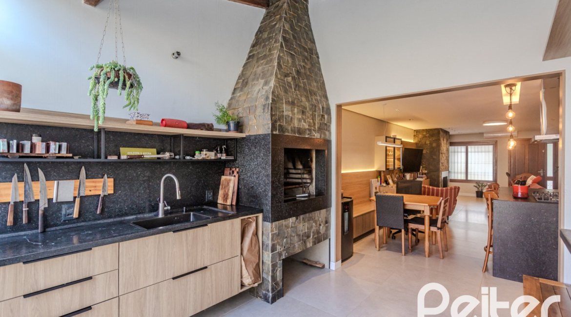 Casa à venda com 190m², 3 dormitórios, 1 suíte, 3 vagas, no bairro Ipanema em Porto Alegre