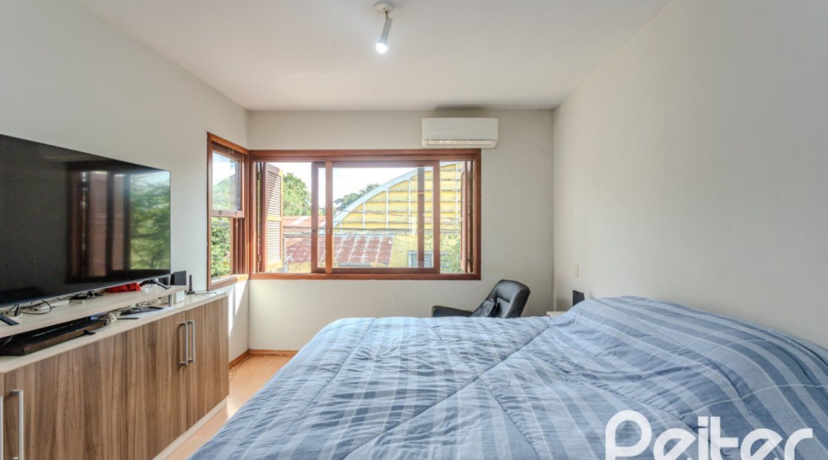Casa à venda com 190m², 3 dormitórios, 1 suíte, 3 vagas, no bairro Ipanema em Porto Alegre