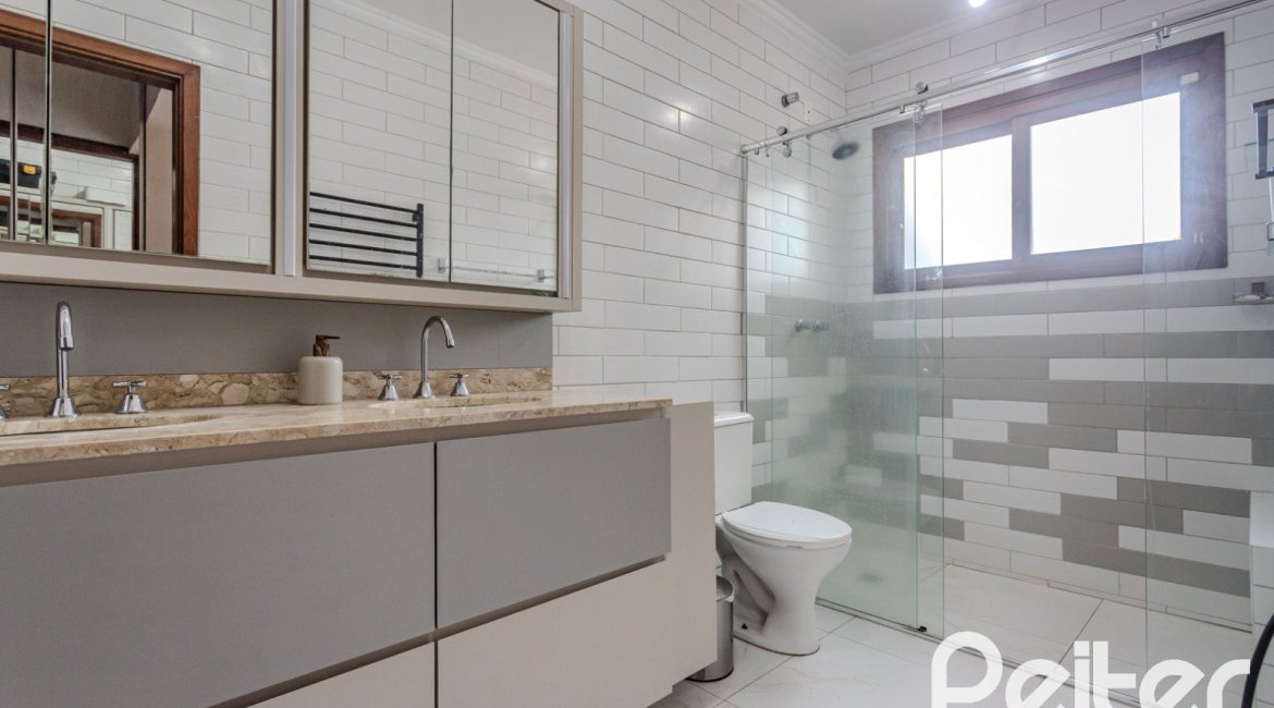 Casa à venda com 190m², 3 dormitórios, 1 suíte, 3 vagas, no bairro Ipanema em Porto Alegre
