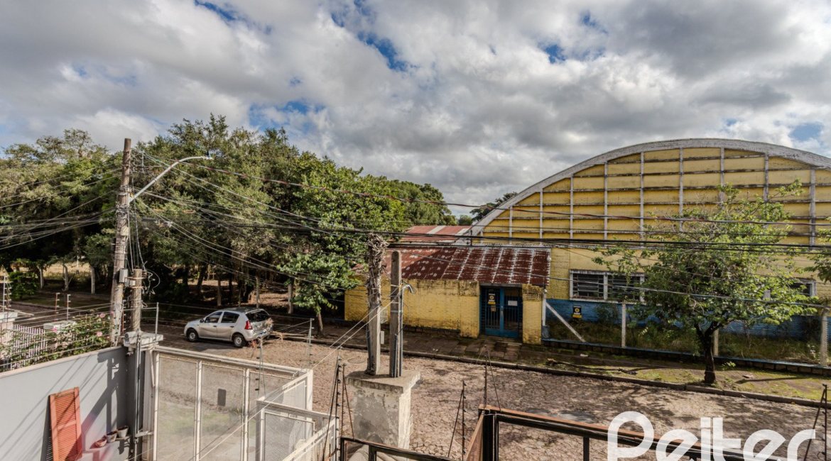 Casa à venda com 190m², 3 dormitórios, 1 suíte, 3 vagas, no bairro Ipanema em Porto Alegre