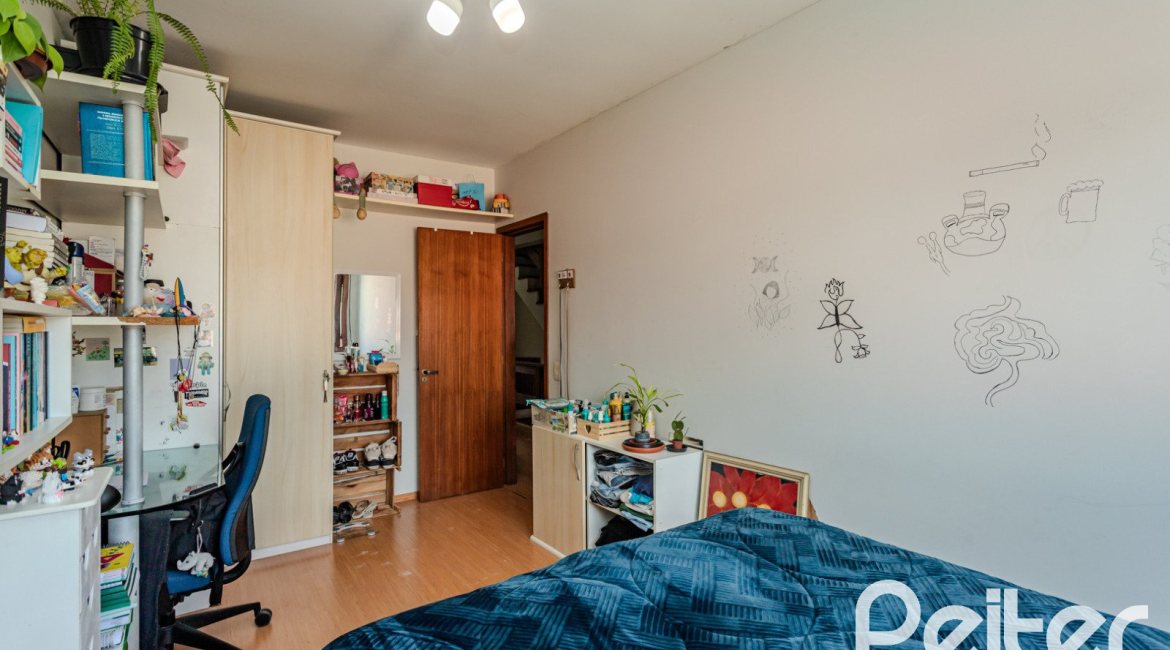 Casa à venda com 190m², 3 dormitórios, 1 suíte, 3 vagas, no bairro Ipanema em Porto Alegre