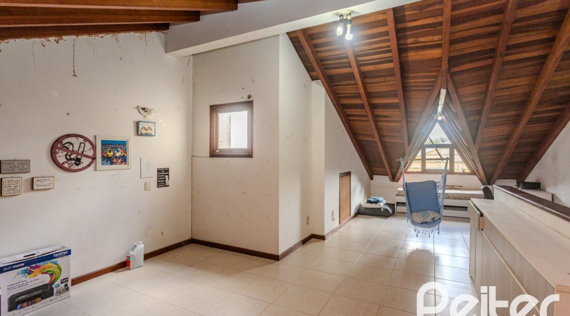Casa à venda com 190m², 3 dormitórios, 1 suíte, 3 vagas, no bairro Ipanema em Porto Alegre