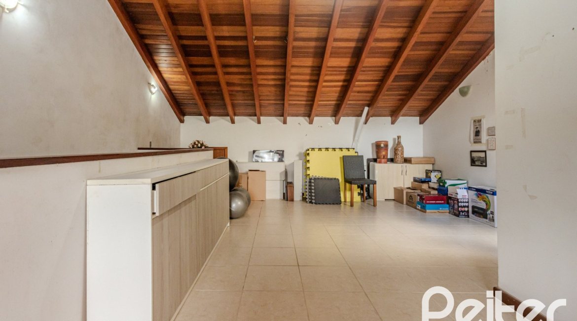 Casa à venda com 190m², 3 dormitórios, 1 suíte, 3 vagas, no bairro Ipanema em Porto Alegre