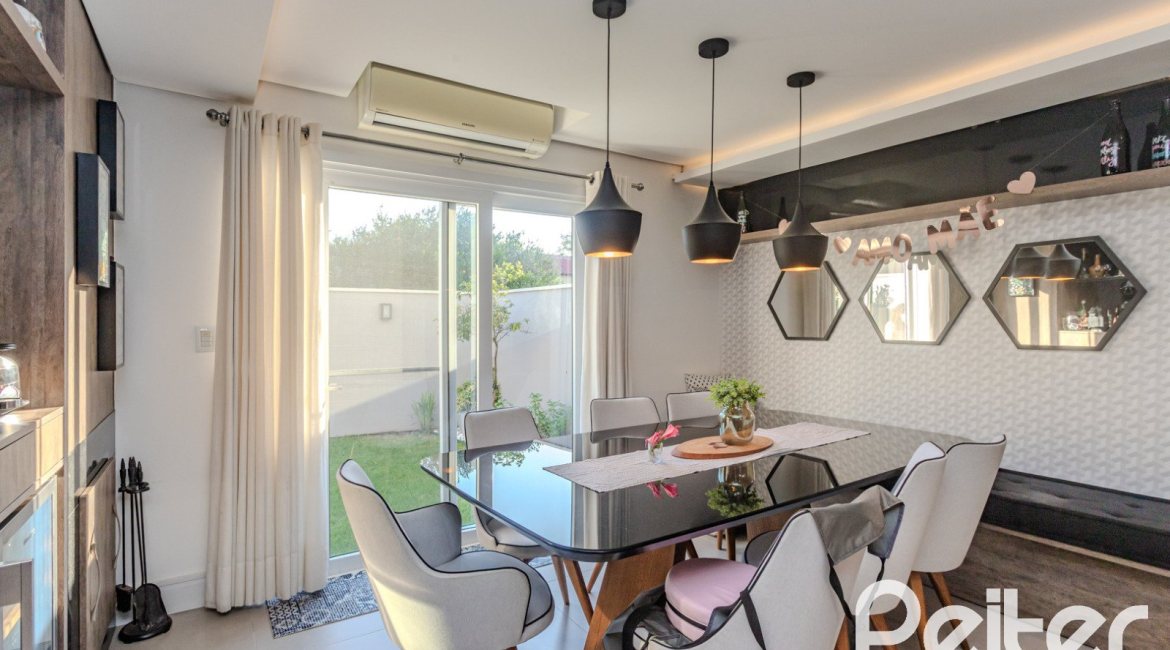Casa em Condomínio à venda com 208m², 3 dormitórios, 1 suíte, 2 vagas, no bairro Tristeza em Porto Alegre