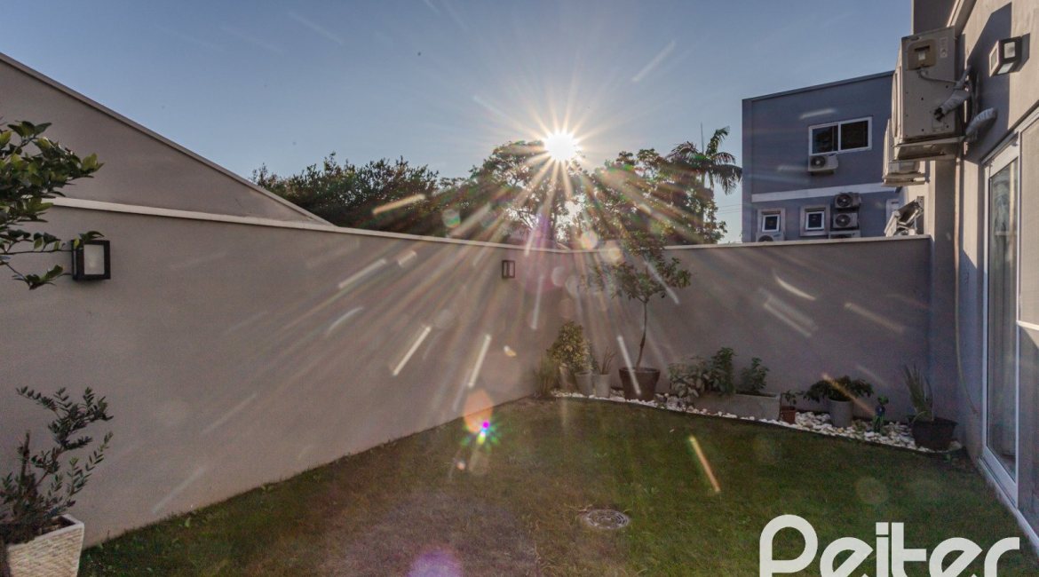 Casa em Condomínio à venda com 208m², 3 dormitórios, 1 suíte, 2 vagas, no bairro Tristeza em Porto Alegre