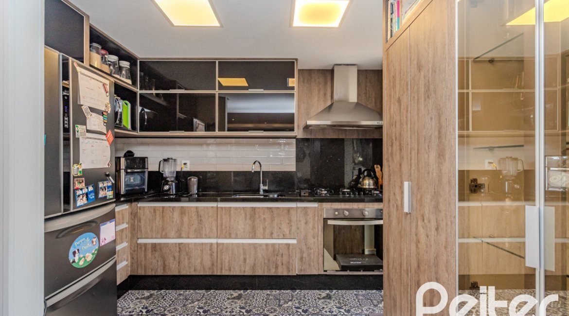 Casa em Condomínio à venda com 208m², 3 dormitórios, 1 suíte, 2 vagas, no bairro Tristeza em Porto Alegre