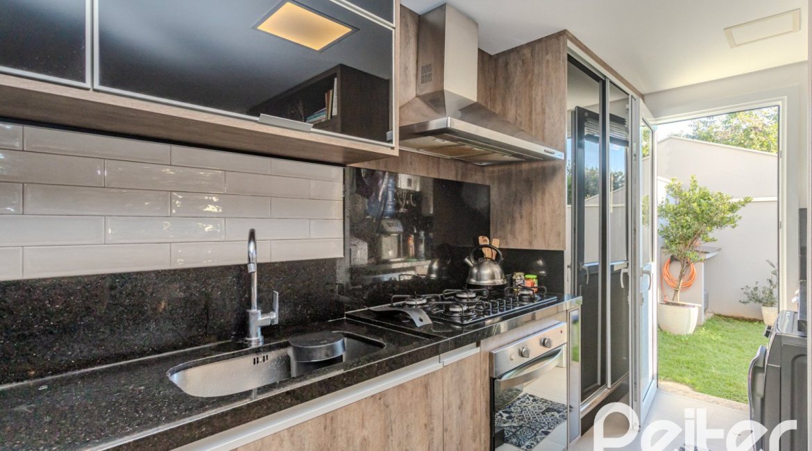 Casa em Condomínio à venda com 208m², 3 dormitórios, 1 suíte, 2 vagas, no bairro Tristeza em Porto Alegre