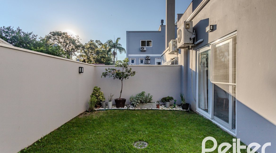 Casa em Condomínio à venda com 208m², 3 dormitórios, 1 suíte, 2 vagas, no bairro Tristeza em Porto Alegre