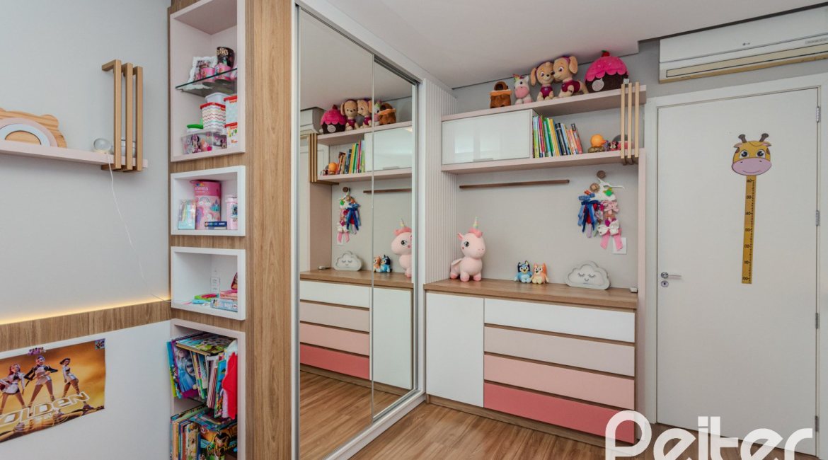 Casa em Condomínio à venda com 208m², 3 dormitórios, 1 suíte, 2 vagas, no bairro Tristeza em Porto Alegre
