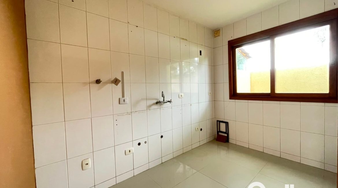 Casa em Condomínio à venda com 97m², 3 dormitórios, 1 suíte, 2 vagas, no bairro Guarujá em Porto Alegre