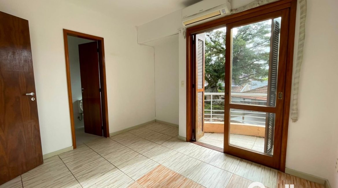 Casa em Condomínio à venda com 97m², 3 dormitórios, 1 suíte, 2 vagas, no bairro Guarujá em Porto Alegre