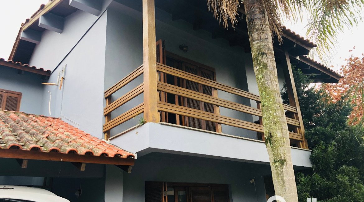 Casa à venda com 286m², 4 dormitórios, 1 suíte, 2 vagas, no bairro Tristeza em Porto Alegre