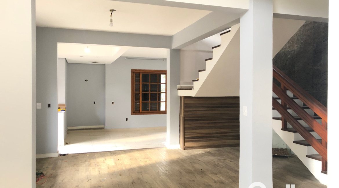 Casa à venda com 286m², 4 dormitórios, 1 suíte, 2 vagas, no bairro Tristeza em Porto Alegre