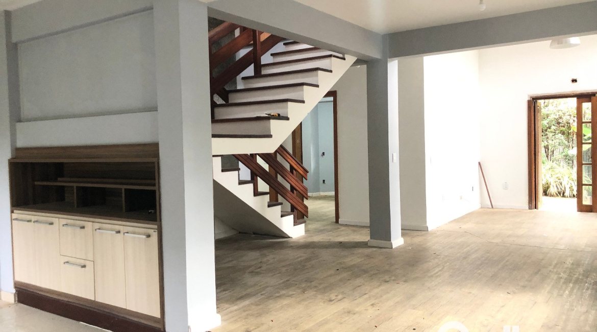 Casa à venda com 286m², 4 dormitórios, 1 suíte, 2 vagas, no bairro Tristeza em Porto Alegre
