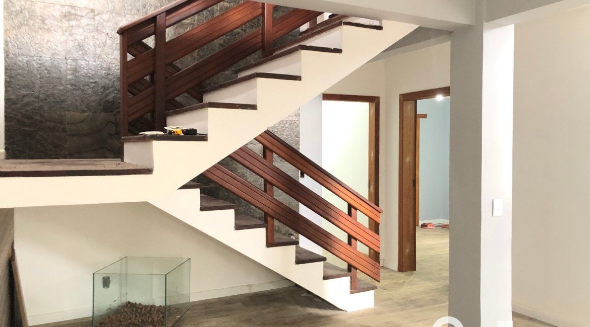 Casa à venda com 286m², 4 dormitórios, 1 suíte, 2 vagas, no bairro Tristeza em Porto Alegre