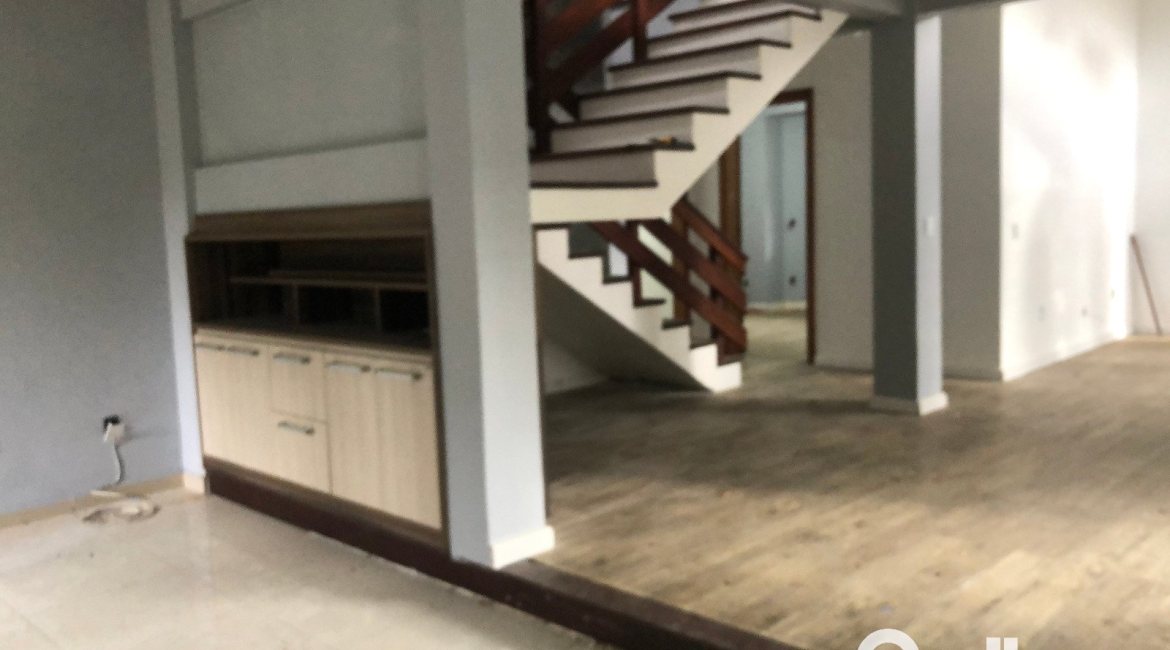 Casa à venda com 286m², 4 dormitórios, 1 suíte, 2 vagas, no bairro Tristeza em Porto Alegre