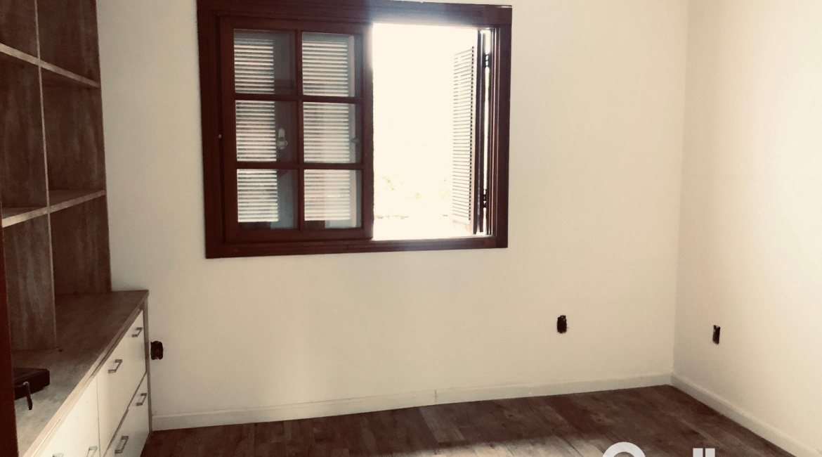 Casa à venda com 286m², 4 dormitórios, 1 suíte, 2 vagas, no bairro Tristeza em Porto Alegre