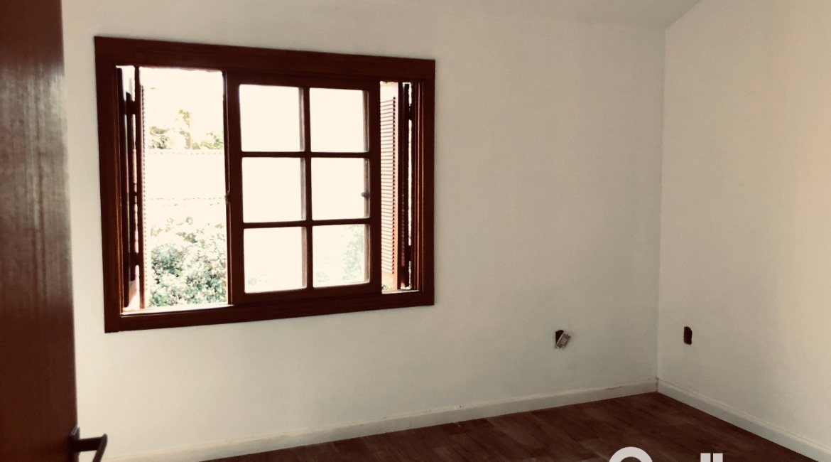 Casa à venda com 286m², 4 dormitórios, 1 suíte, 2 vagas, no bairro Tristeza em Porto Alegre