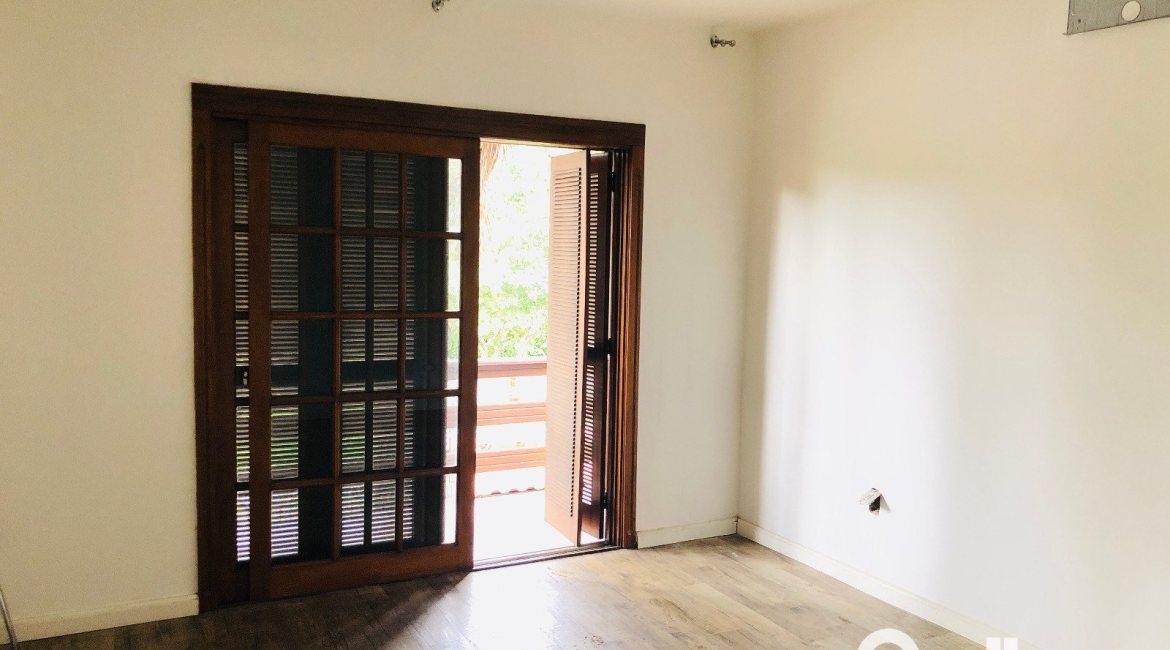 Casa à venda com 286m², 4 dormitórios, 1 suíte, 2 vagas, no bairro Tristeza em Porto Alegre