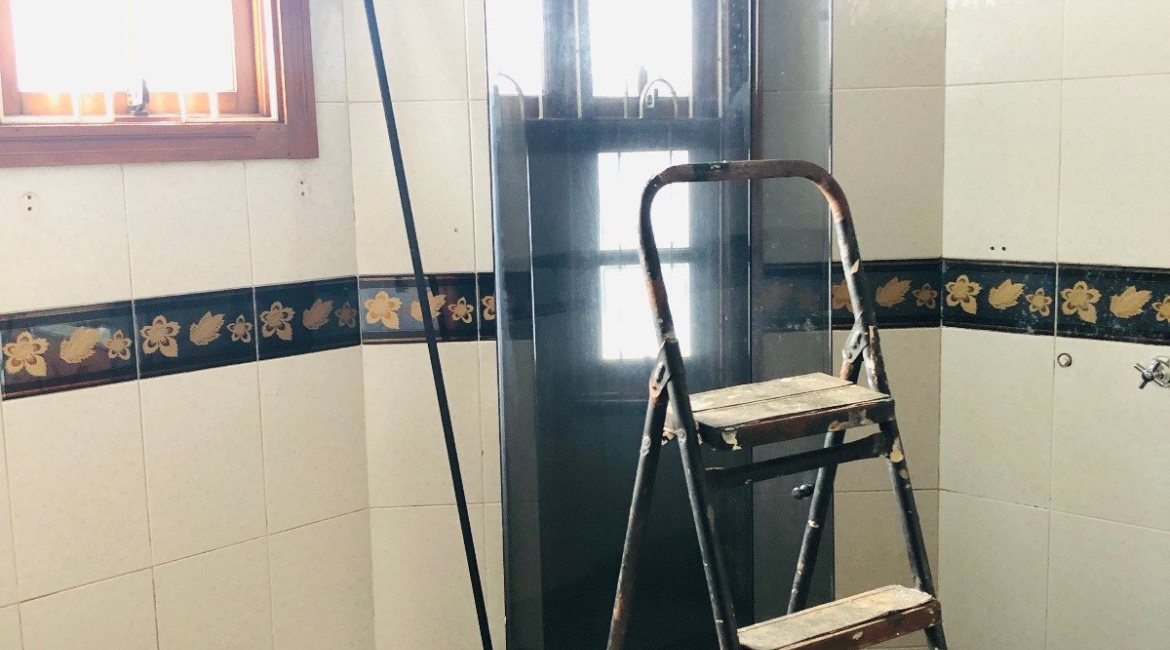 Casa à venda com 286m², 4 dormitórios, 1 suíte, 2 vagas, no bairro Tristeza em Porto Alegre