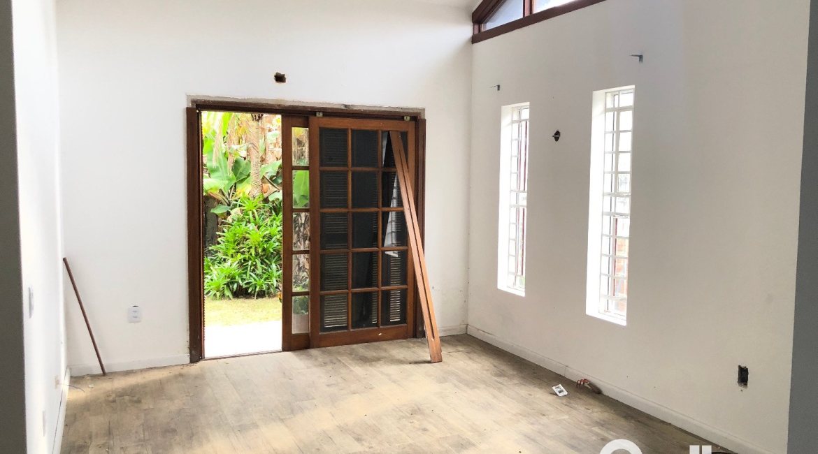 Casa à venda com 286m², 4 dormitórios, 1 suíte, 2 vagas, no bairro Tristeza em Porto Alegre