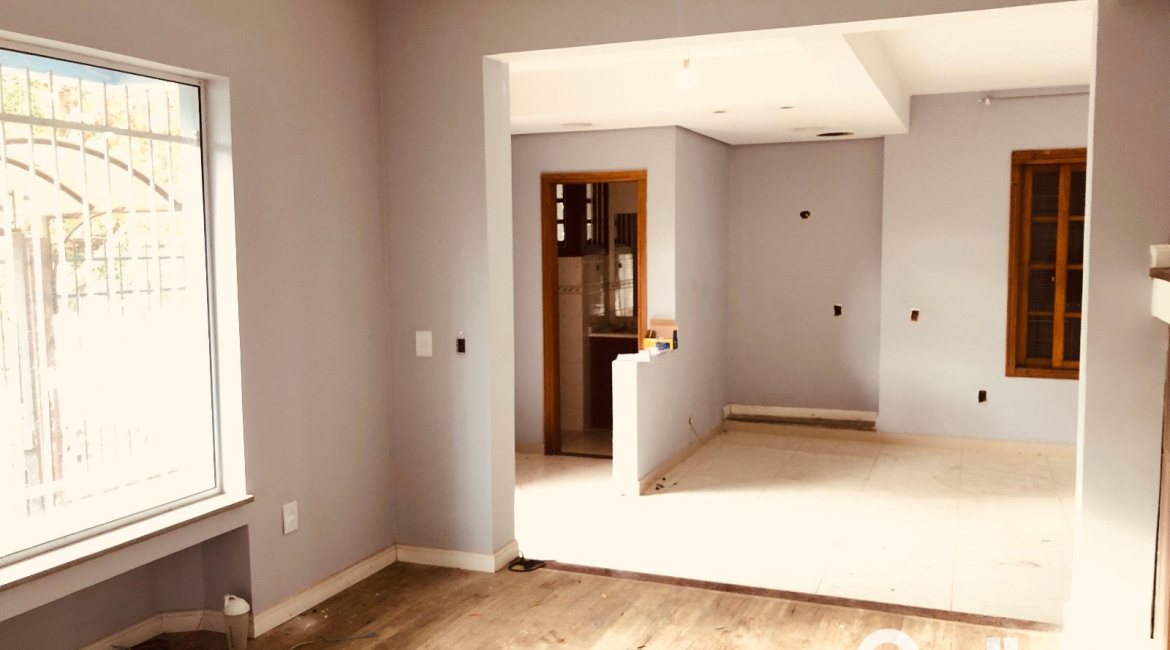 Casa à venda com 286m², 4 dormitórios, 1 suíte, 2 vagas, no bairro Tristeza em Porto Alegre