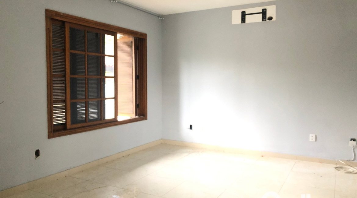 Casa à venda com 286m², 4 dormitórios, 1 suíte, 2 vagas, no bairro Tristeza em Porto Alegre
