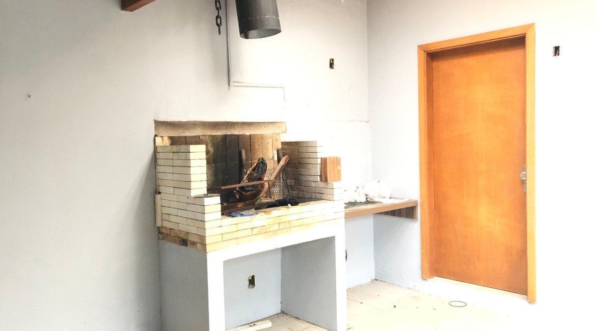 Casa à venda com 286m², 4 dormitórios, 1 suíte, 2 vagas, no bairro Tristeza em Porto Alegre