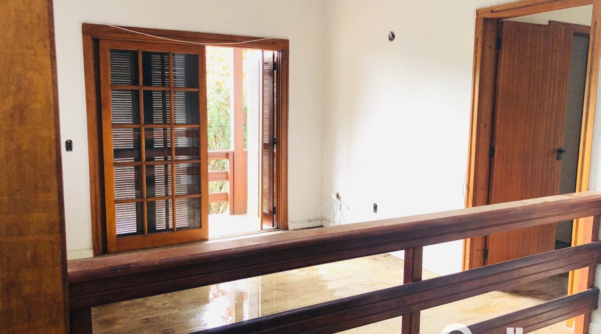 Casa à venda com 286m², 4 dormitórios, 1 suíte, 2 vagas, no bairro Tristeza em Porto Alegre