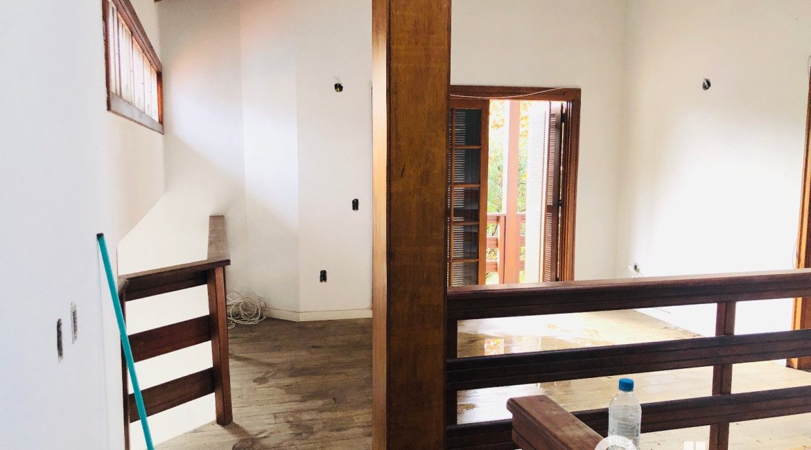 Casa à venda com 286m², 4 dormitórios, 1 suíte, 2 vagas, no bairro Tristeza em Porto Alegre