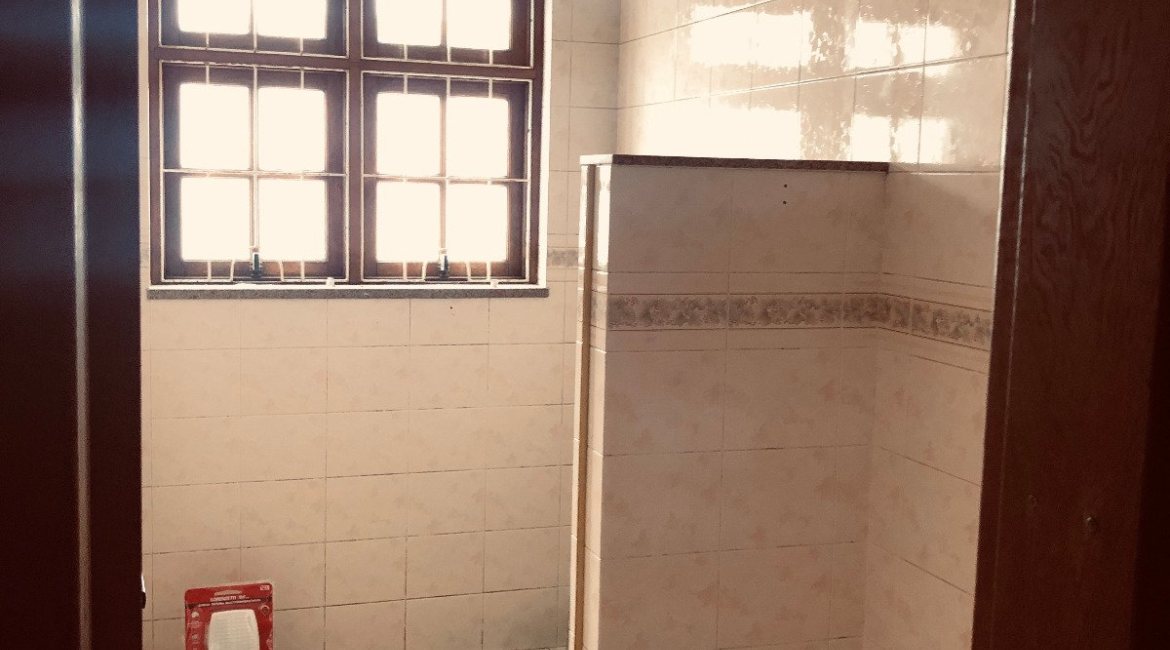 Casa à venda com 286m², 4 dormitórios, 1 suíte, 2 vagas, no bairro Tristeza em Porto Alegre