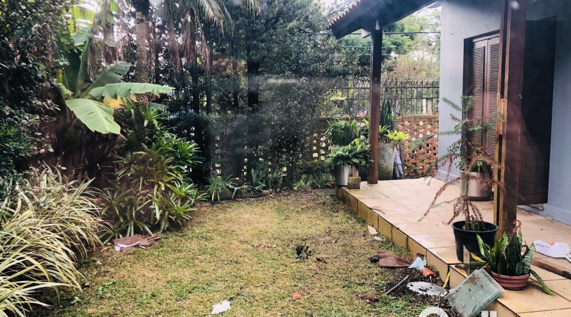 Casa à venda com 286m², 4 dormitórios, 1 suíte, 2 vagas, no bairro Tristeza em Porto Alegre