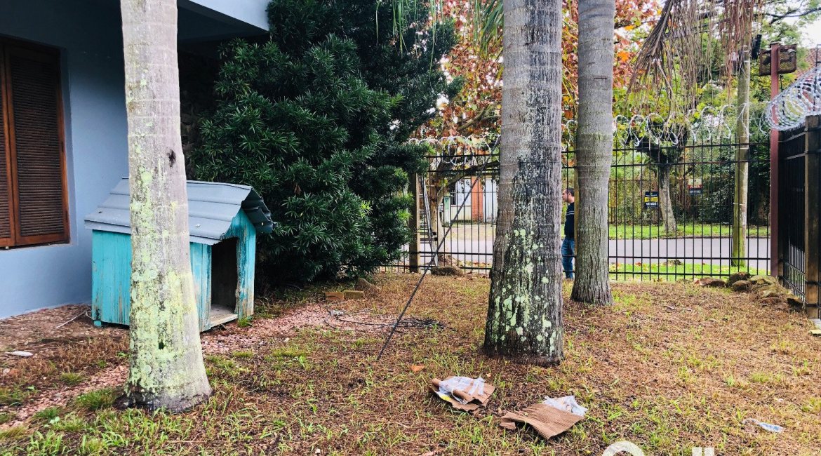 Casa à venda com 286m², 4 dormitórios, 1 suíte, 2 vagas, no bairro Tristeza em Porto Alegre