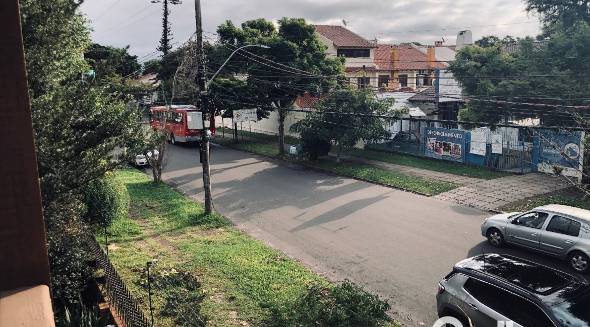 Casa à venda com 286m², 4 dormitórios, 1 suíte, 2 vagas, no bairro Tristeza em Porto Alegre