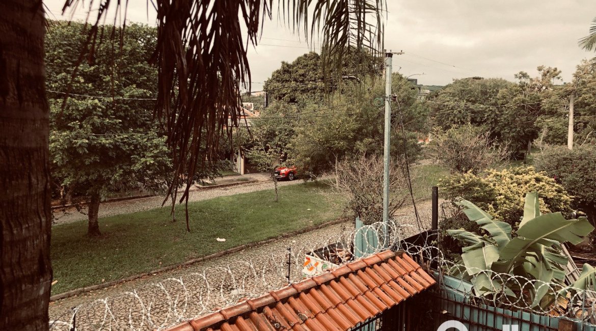 Casa à venda com 286m², 4 dormitórios, 1 suíte, 2 vagas, no bairro Tristeza em Porto Alegre