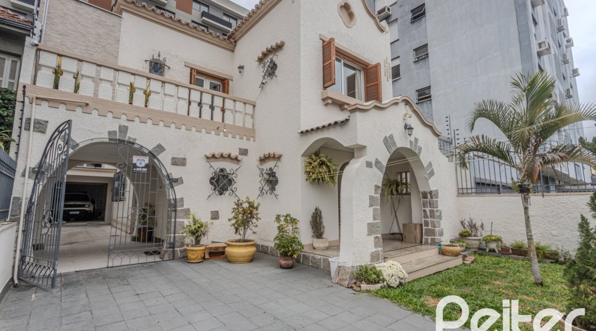 Casa à venda com 280m², 4 dormitórios, 2 suítes, 6 vagas, no bairro Cidade Baixa em Porto Alegre