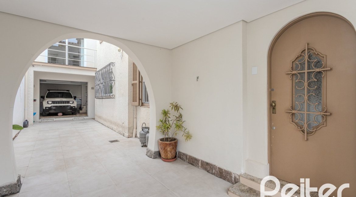 Casa à venda com 280m², 4 dormitórios, 2 suítes, 6 vagas, no bairro Cidade Baixa em Porto Alegre