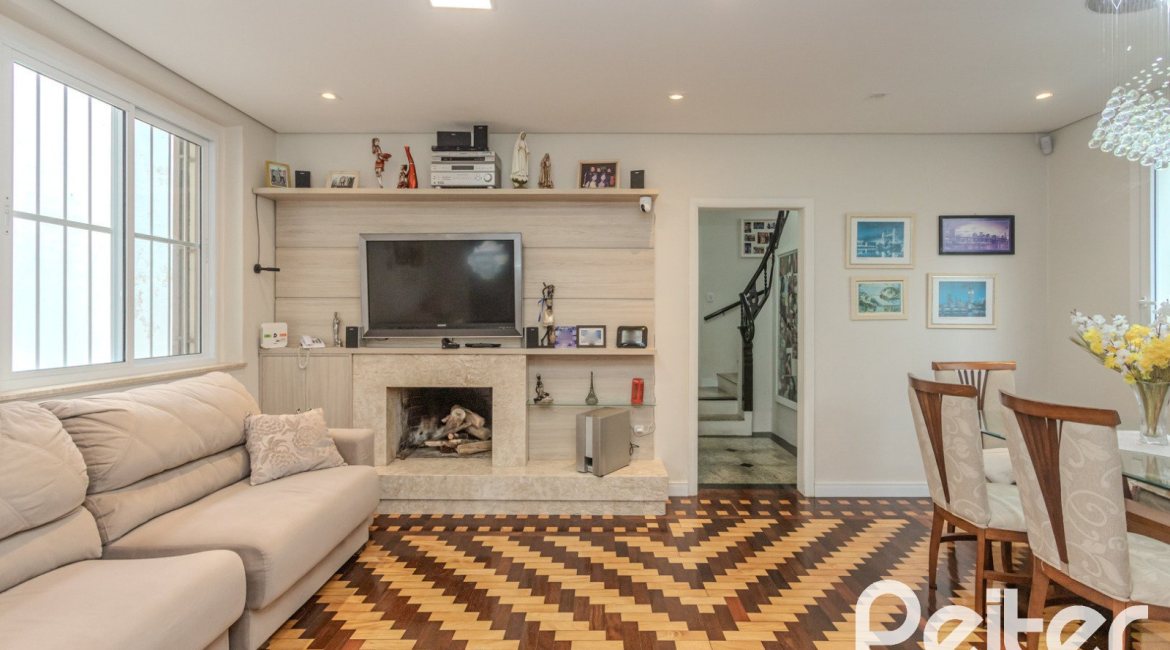 Casa à venda com 280m², 4 dormitórios, 2 suítes, 6 vagas, no bairro Cidade Baixa em Porto Alegre