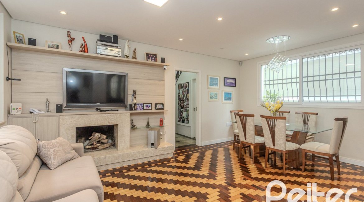 Casa à venda com 280m², 4 dormitórios, 2 suítes, 6 vagas, no bairro Cidade Baixa em Porto Alegre