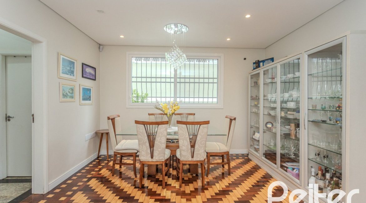 Casa à venda com 280m², 4 dormitórios, 2 suítes, 6 vagas, no bairro Cidade Baixa em Porto Alegre