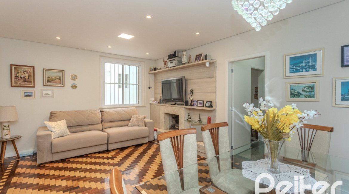 Casa à venda com 280m², 4 dormitórios, 2 suítes, 6 vagas, no bairro Cidade Baixa em Porto Alegre